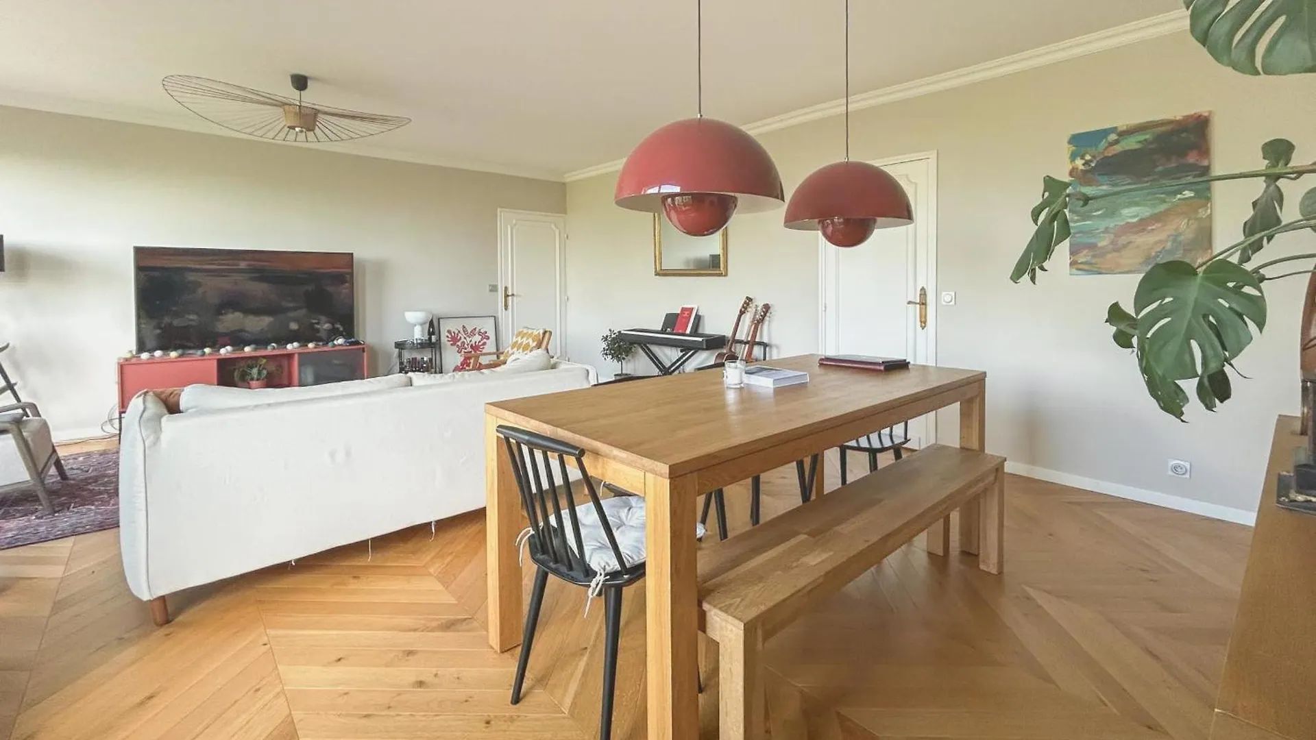 Spacious 2-Bedroom Apartment With Balcony Steps From Buttes-Chaumont Park 巴黎
