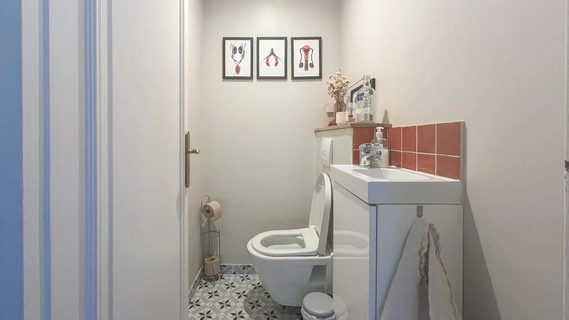 Spacious 2-Bedroom Apartment With Balcony Steps From Buttes-Chaumont Park Париж