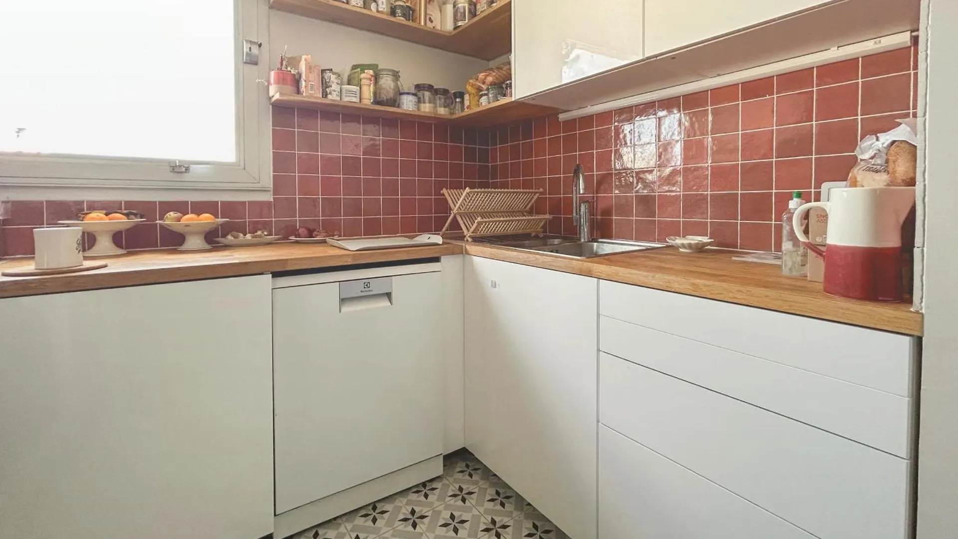 Spacious 2-Bedroom Apartment With Balcony Steps From Buttes-Chaumont Park Париж 0*,