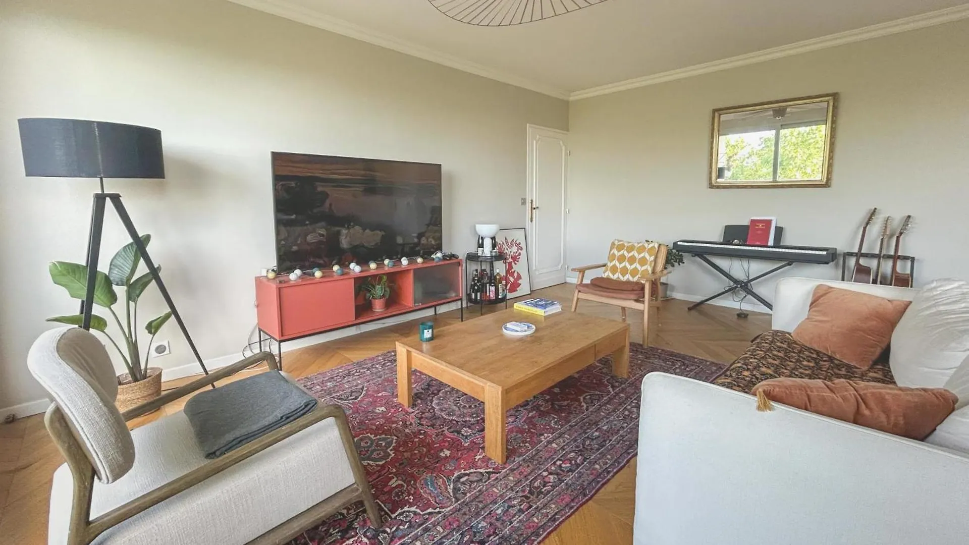 Spacious 2-Bedroom Apartment With Balcony Steps From Buttes-Chaumont Park Париж 0*,