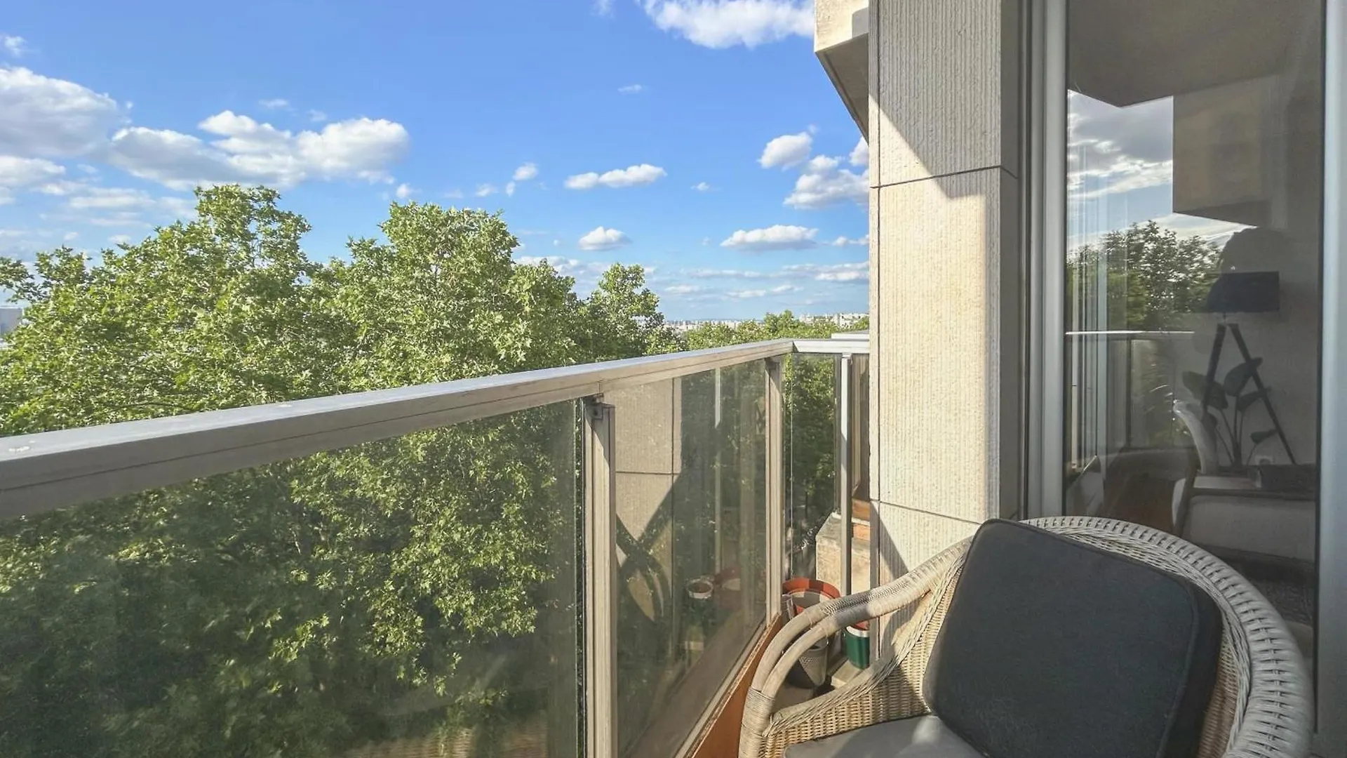Spacious 2-Bedroom Apartment With Balcony Steps From Buttes-Chaumont Park Париж Франция