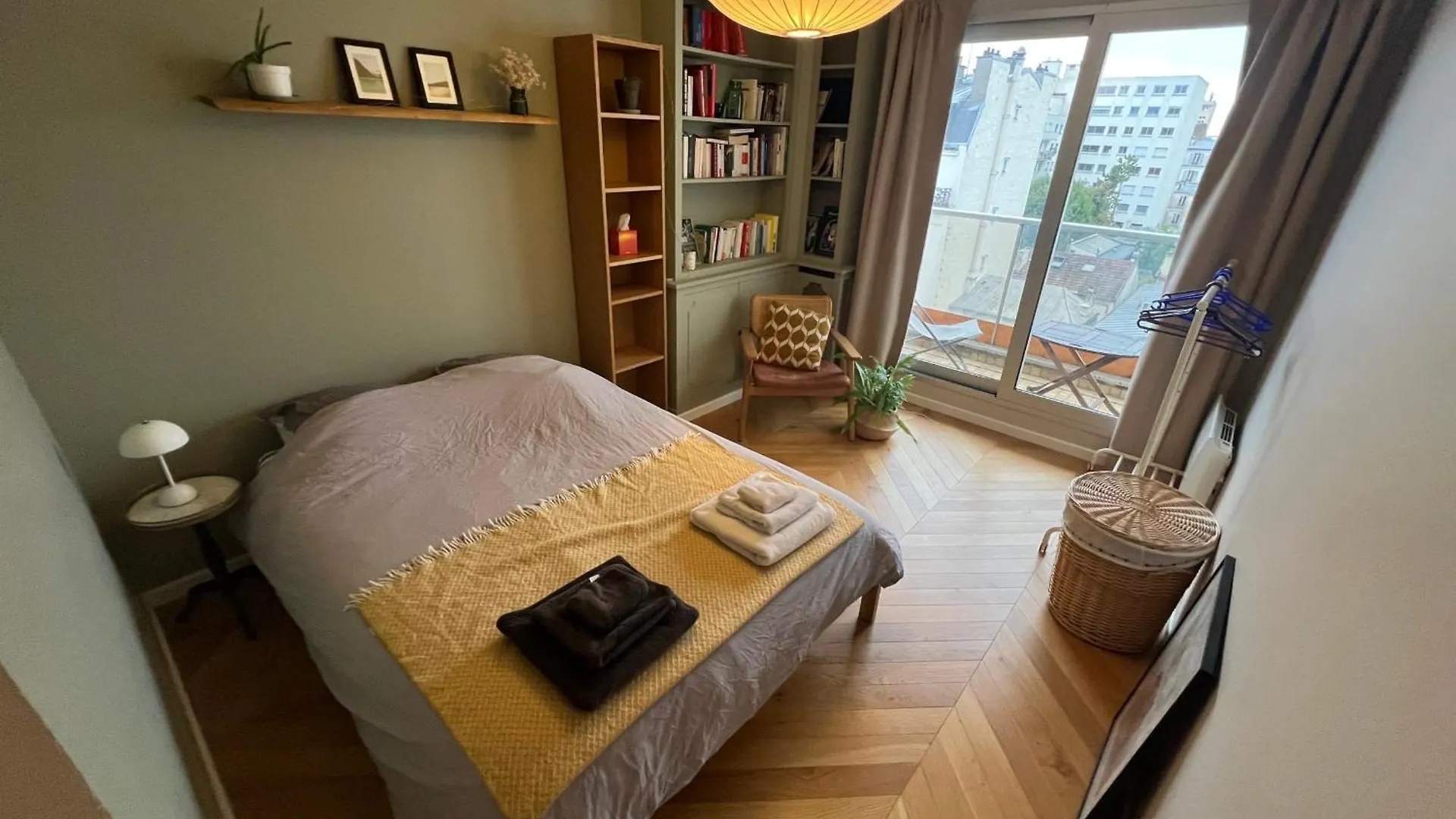 Spacious 2-Bedroom Apartment With Balcony Steps From Buttes-Chaumont Park París Francia