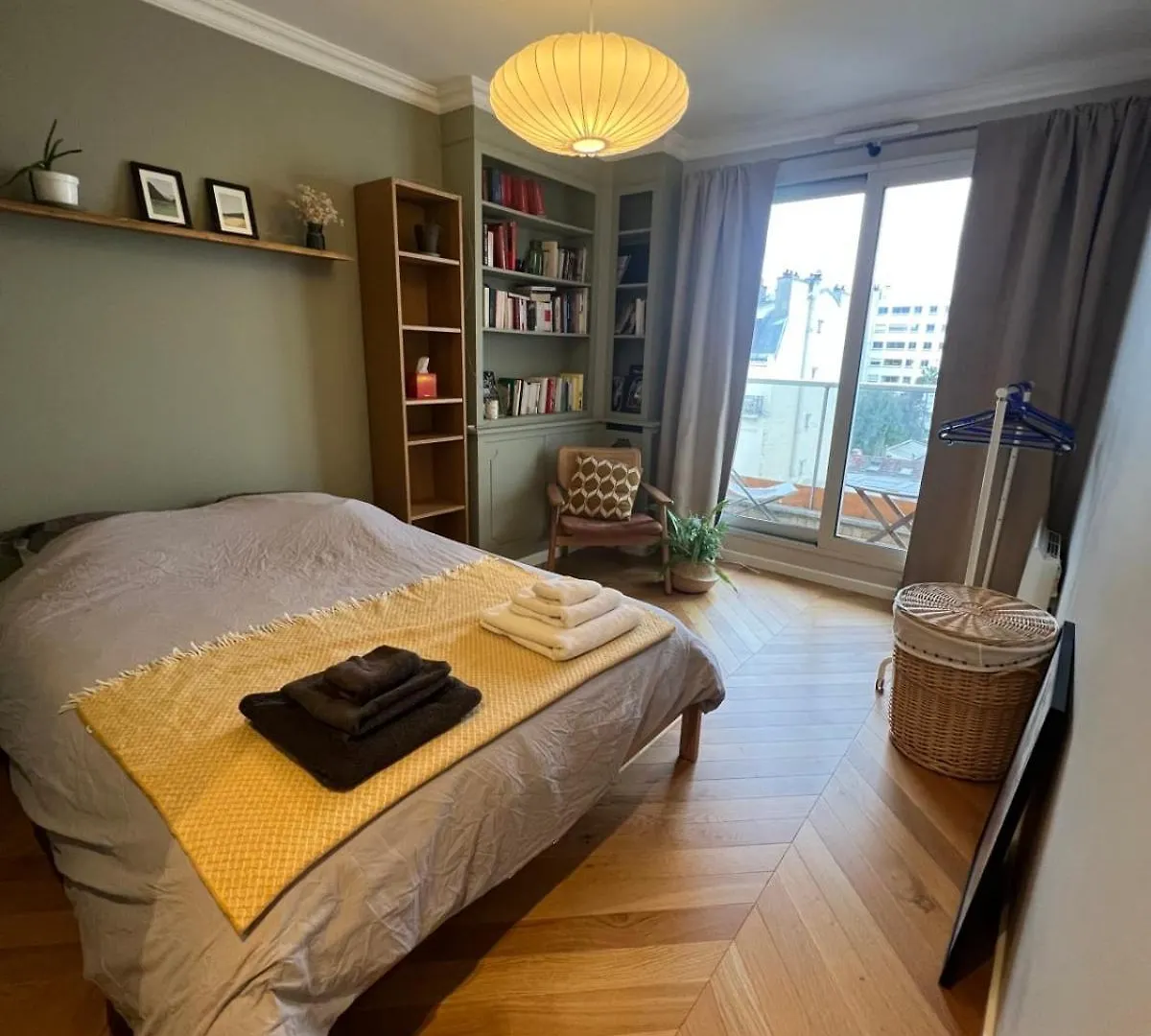 Spacious 2-Bedroom Apartment With Balcony Steps From Buttes-Chaumont Park París Francia