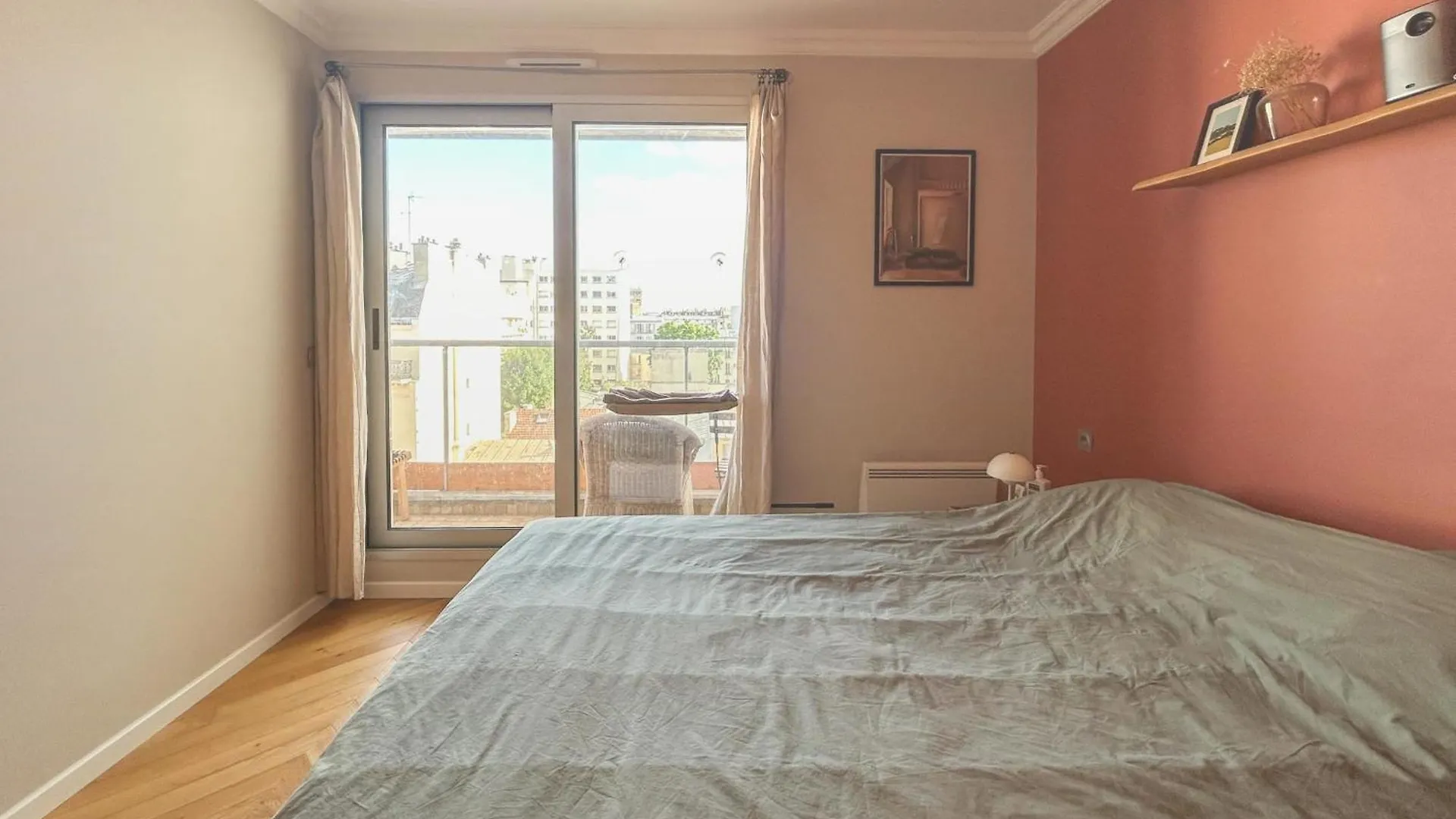 Spacious 2-Bedroom Apartment With Balcony Steps From Buttes-Chaumont Park Paris França