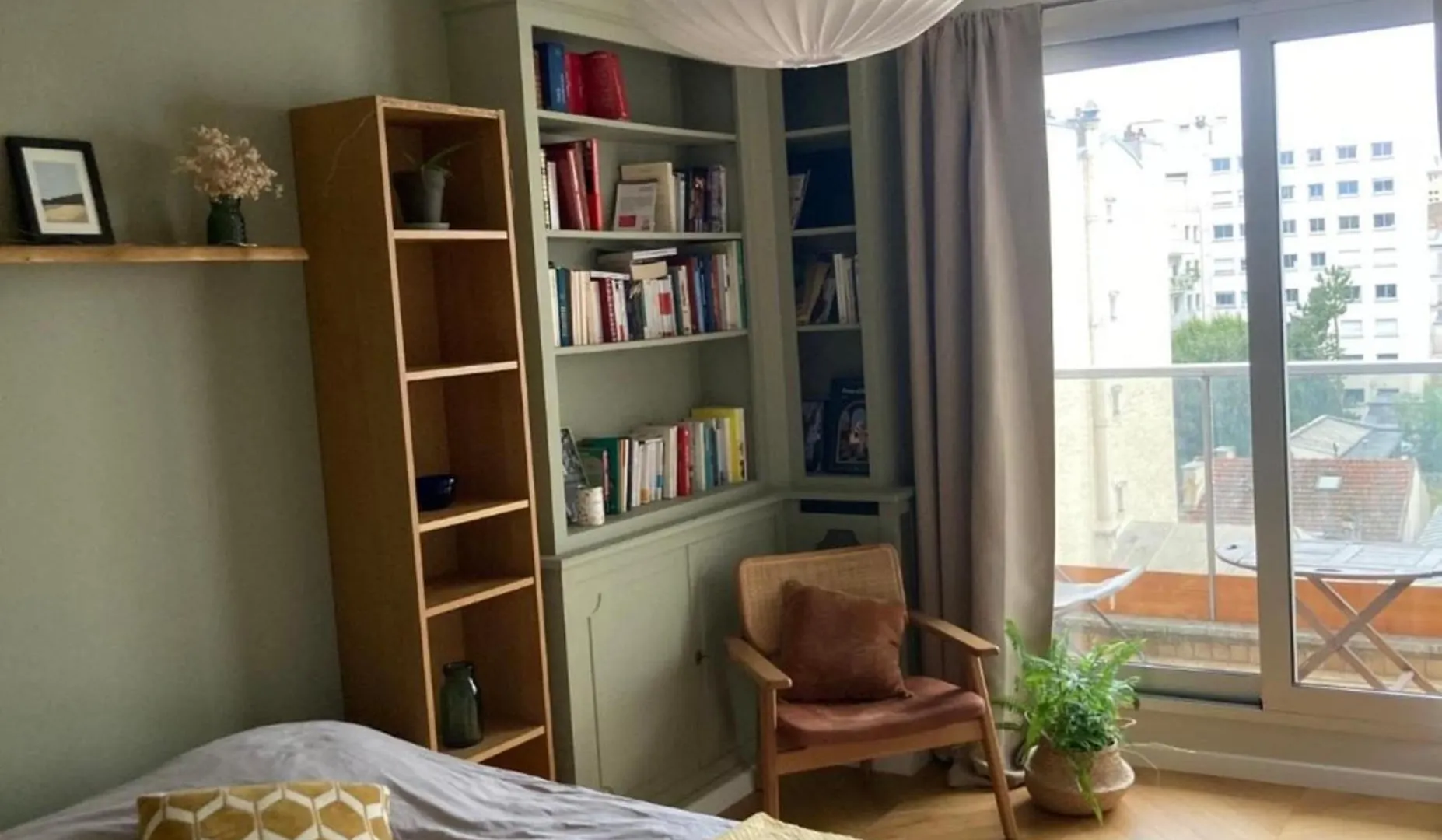 Spacious 2-Bedroom Apartment With Balcony Steps From Buttes-Chaumont Park París 0*,  Francia