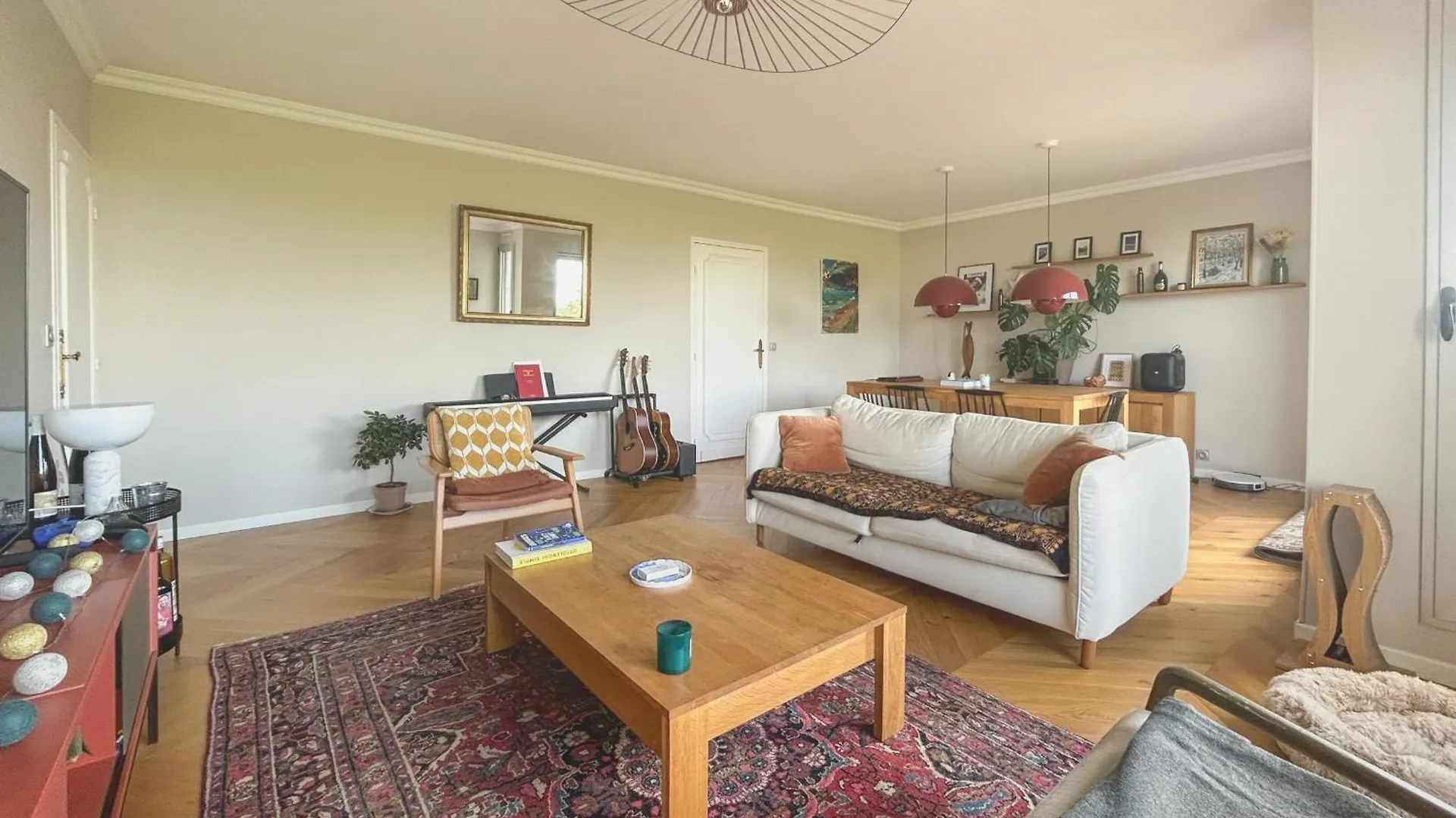 Spacious 2-Bedroom Apartment With Balcony Steps From Buttes-Chaumont Park París 0*,  Francia
