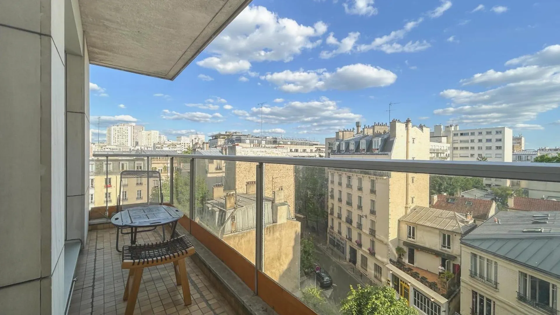 Spacious 2-Bedroom Apartment With Balcony Steps From Buttes-Chaumont Park París
